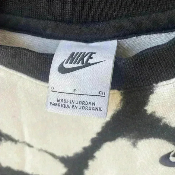 ⚡️5/$25 bundle sale⚡️ Nike Sweatshirt Boys Size Small Black Cowprint Splatter - Picture 2 of 8